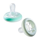 Tommee Tippee Natürlich Geformter Schnuller für die Nacht, Hautähnliche Textur, Symmetrische Kiefergerechte Form, Leuchtet im Dunkel, Inklusive Sterilisator-Box, 0-6 M, 2-er Set