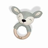 Holz und Strick Greifling Rassel mit Lasergravur und Name, Handgemachtes Babyspielzeug, Babygeschenk zur Geburt für Neugeborene, Grünes Reh (Grün)
