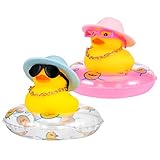 Fanshiontide 2 Stück Ente Auto Armaturenbrett Dekorationen, Gelbe Gummiente Auto Ornamente mit Sonnenhüten Sonnenbrille Goldenen Ketten und Schwimmringen, für Auto, Büro, Zimmer Dekoration