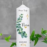 Die Taufkerze mit personalisiertem Eukalyptus-Design, Goldkreuz und Datum für Mädchen und Jungen besticht durch ihr modernes Design, das sie zur perfekten Wahl als Taufgeschenk macht.