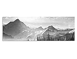 Leinwandfoto als Panorama SCHWARZ/WEISS 150x50cm Berge Wald Schnee Wolken Sonnenstrahlen