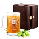 Maverton Bierkrug mit Gravur - Personalisierte Geschenke für Männer - 500 ml - zu Weihnachten - Geburtstagsgeschenk für Männer - Bierglas Papa - Geschenkidee für Bierfreunde - Prost!