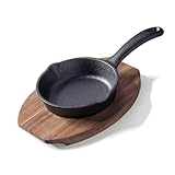 FACKELMANN Pfännchen aus Gusseisen mit praktischem Holzuntersetzer – Runde Grillpfännchen aus Guss passend zum nächsten BBQ – Zum Servieren von Gemüse und Käse