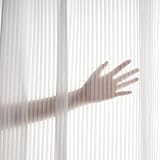 Topfinel Vorhänge Gestreifte Gardinen mit Ösen Weiss 140x145cm Vorhang Halbtransparent 2er Set Ösenschal mit Streifen Muster Deko für Kinderzimmer Wohnzimmer Schlafzimmer