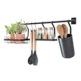 iDesign Küchenstange Küchenreling mit Utensilienhalter, 2 Haken, Halter für Küchenkräuter & Gewürzregal, Hakenleiste für die Küche aus Metall, (63,8x14,5x 23,8 cm), mattschwarz