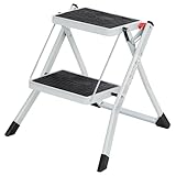 SONGMICS Trittleiter mit 2 Stufen, zusammenklappbar, Trittbreite 20 cm, Gummi, rutschfest, mit Griff, Belastung 150 kg, aus Stahl, Weiß und Schwarz GSL02WT