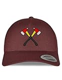 tshirtladen Snapback Cap Maroon Rot Feuerwehr Motiv mit Zwei Äxten – Basecap Bestickt, größenverstellbar, Accessoire für Männer Frauen, Einsatz, Freizeit oder Ehrenamt im modernen Feuerwehr Design
