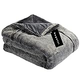 bugatti Kunstfell Decke 150x200 cm – Kuscheldecke aus hochwertigen Fellimitat grau, Tagesdecke mit toller Felloptik, extra weiche und angenehm wärmende Felldecke
