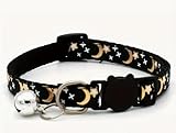 Schwarzes Katzenhalsband – Nachtthema mit Mond und Sternen – Schnellverschluss für Sicherheit – inklusive Glocke für Klang – langlebig und stilvoll für Katzen und Kätzchen – bequeme Passform
