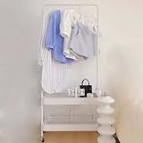 Moderner weißer Metall-Kleiderständer mit mehreren Aufbewahrungskörben und unabhängigen mobilen Kleiderbügeln, inklusive kleinem Flaschenzughaken für vielseitige Nutzung