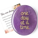 QINJIEJIE Amethyst Kristalle Handschmeichler Edelsteine Sorgensteine Geschenke zur Linderung von Angstzuständen One Day at A Time Inspirierend für beste Freunde Ermutigungsgeschenke