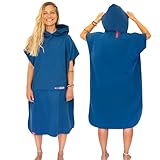 AUTDOOR® Mikrofaser Badeponcho Damen & Herren - nachhaltig aus 100% recycelten PET-Flaschen - Handtuch als Umziehhilfe für Strand und Wassersport - schnelltrocknend & kompakt (Blau, Medium)