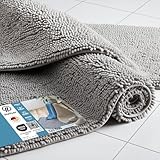 HELLSER Badezimmerteppich DINA | Badematte rutschfest & Waschbar | Weicher Chenille Badvorleger | Saugfähig & Schnelltrocknend | Oeko-TEX Duschvorleger für Fußbodenheizung | Silbergrau | 50x80 cm