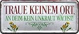 WOGEKA ART Retro Blechschild - Traue keinem Ort, wo kein Unkraut wächst - witziger Spruch als Geschenk-Idee Geburtstag Weihnachten Dekoration 28x12 cm Vintage-Design Metall 2108