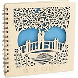Embracing Mindfulness Hochzeitsgästebuch mit Gravur – Paar auf Brücke – Romantisches Gästebuch aus Holzpapier Hochzeit Gästebuch