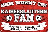 14x20 cm Blechschild für Fußball Fans, hier wohnt ein Kaiserslautern Fan – Wandschild, Türschild, Torschild, lustiger Fussball Spruch, Fanartikel