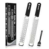 LEMCASE® Zester [Original] Reibe Edelstahl - Käsereibe, Parmesanreibe, Zitronenreibe, Küchenreibe mit Rutschfestem Silikon Griff | inkl. Schutzabdeckung & Reinigungsbürste | 2 Stück (Schwarz)
