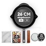 GUSSKÖNIG Gusseisenpfanne 26cm–Eingebrannte Pfanne Gusseisen Induktion–Gusspfanne, Steakpfanne, Cast Iron Pan– inkl. Ringreiniger, Pflegepaste,Griffschutz aus echtem Leder,Rezeptbuch–30 Jahre Garantie
