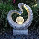 Arnusa Solarleuchte Skulptur Granit-Optik Moderne Solarlampe 33,5 x 39 cm Gartenfigur Statue mit Glaskugel warmweiß Gartenbeleuchtung Gartendekoration